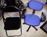 2004年6月29日、購入したての肘付きOAチェア、それまでは写真左のようなパイプ椅子を…ヽ(^.^;)丿
