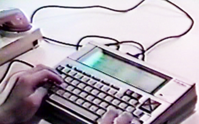 NEC PC8201(ハンドヘルドコンピュータ)これをぶら下げている訳だw