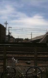 貨物線の向こうに小島新田駅、貨物線が無かった頃は向こうからこっちに向かう線路があったそうな…