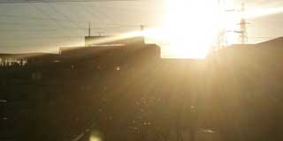 眩しい、眩しいわっヽ(^.^;)丿電車の窓からの夕陽～