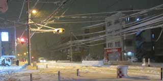 2014年2月15日：昨夜1時頃…道路と歩道の境目が判らなくなっとります(^_^;)