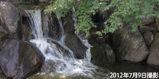 2012年7月9日に撮影した等々力競技場脇の日本庭園にあった滝…撮り直したかったんだが〜ヽ(^.^;)丿