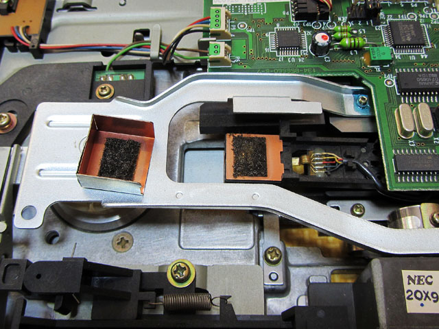 【PC9801RA21開封】ドライブを覆う金属カバーを外す…それで判ったヽ(^.^;)丿ヘッドのシールドカバーが外れて、中で動いてたとゆーコトだっ!ヽ(^.^;)丿よくこれでFDの表面を傷つけなかったな…(^_^;)