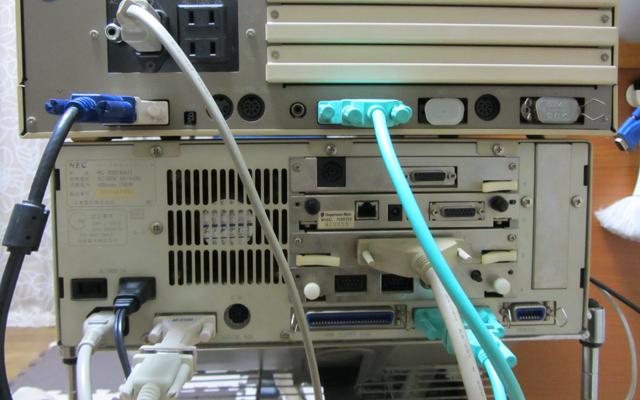 この緑のケーブル(MAXLINKのケーブル)と、USB-RS232C変換アダプタがヘドロまみれに絡まっていたwにしても、RS232Cインタフェースなマウスって…いつの時代だ?ヽ(^.^;)丿