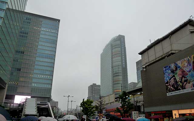 昨日は雨の秋葉原…(^_^;)寒いのかと思いきや、全くそんなコトは無くヽ(^.^;)丿暑い暑いヽ(^.^;)丿