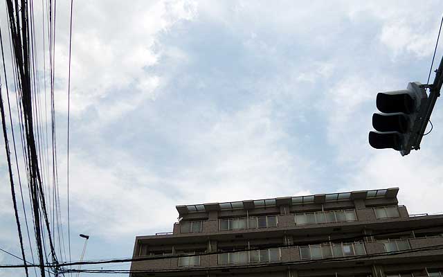 雨降ってるーっ!って見上げたらこの空で、雨雲どこやねんっ!＼(T_T)／いや、もっと真上に黒いのあったけど…(^_^;)