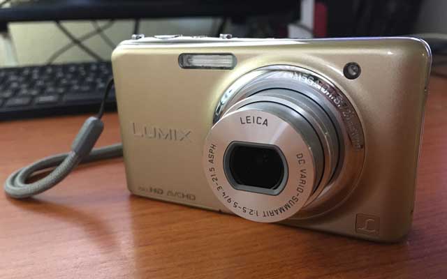 現在使用中のコンデジ Panasonic LUMIX DMC-FX77…元々は Canon PowerShot SX230HS を使ってたのですが、バッテリを抜くと日付がリセットされるようになり…(^_^;)そんな中、とある事情で我が家に着たモノです…ヽ(^.^;)丿SX230HSと同世代頃の機種だと思うが…(^_^;)