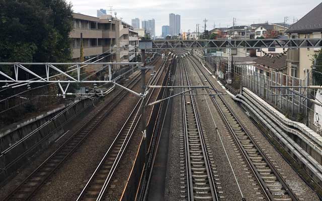 環八と横須賀線の交差…帰りの電車(小杉に向かう方)に乗ってる時、ここを過ぎた辺りから下車準備を始める(^_^;)もう多摩川は間近なのである…が、ここまで歩いてくるとそこそこある…(^_^;)