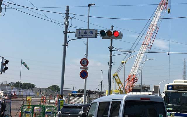 鶴見川にかかる末吉橋、自転車乗り回しの頃は、ここを渡って鶴見から川崎港へ入るってルートをよく…(^_^;)歩きで来たのは初めてやな…ヽ(^.^;)丿