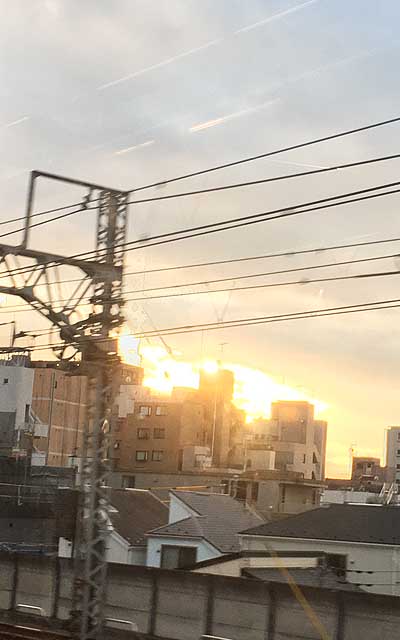 帰りの電車の窓から見えた夕陽が良い感じだったのですが、動いてる電車の中、しかも微妙に見難い角度ってコトで…(^_^;)まぁ、色が見えればいいか…着色の際のグラデーションの作り方例…的な(^_^;)