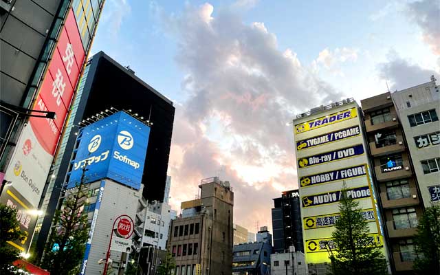 で、終わってから表に出ると…外はまだこんな感じに明るく…ってまだ17時回ったばっかヽ(^.^;)丿始まりが早かったですからなー