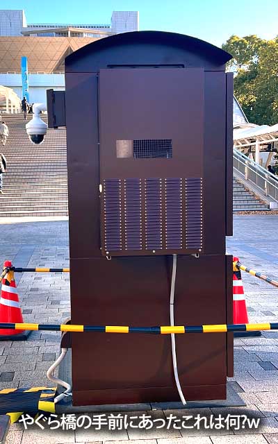 なんかあったんだが…何だろうこれ?(^_^;)監視カメラ付いてるけど、窓らしき物は無い…(^_^;)