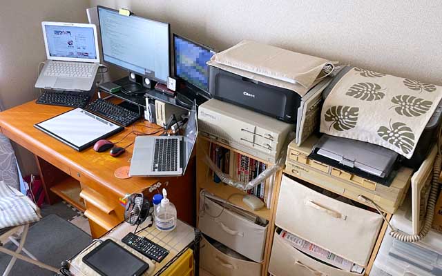 とある日の作業環境、メインがノート(MacBook)で、正面が拡張ディスプレイ、PC9801やPC8801も同じディスプレイにつながっています(IO-DATAのディスプレイは過去の24kHz信号を受け付けてくれるので助かる ^_^;)