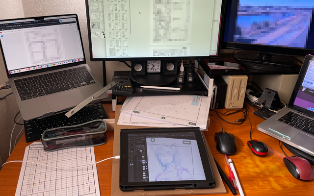 とある日の作業環境、何故かアナログwデジタルで行なっても、再度紙に描き直したり、紙に印刷するとか…色々とあってですな…(^_^;)自分は何屋さん?w